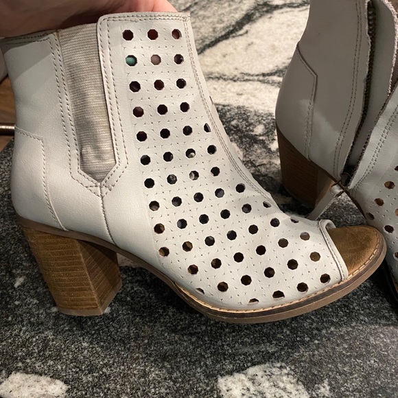 🔻🔻PRICE DROP🔻🔻Toms open toe booties - Picture 1 of 9